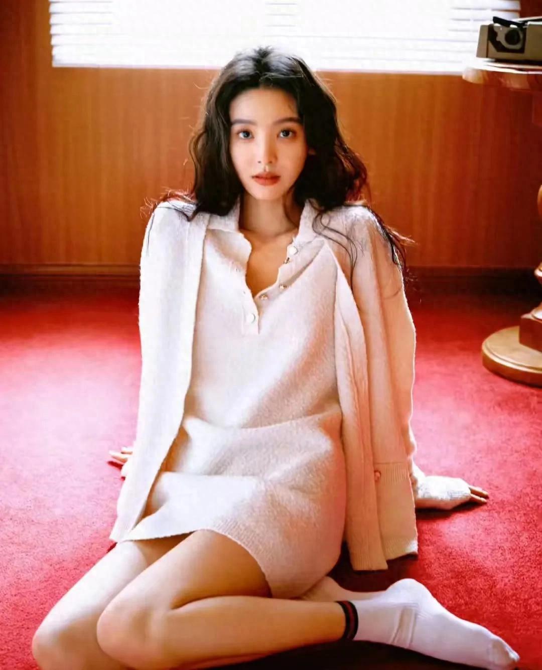 “甜系女孩”章若楠长腿美足照片分享，笑起来能把人的心融化。