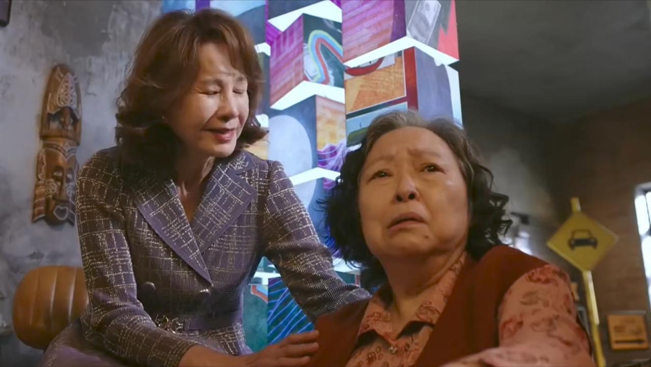 果不其然，《迷墙》20集大结局全员包饺子，余鸣妈妈孙兰英中风瘫痪后，性情大变，突