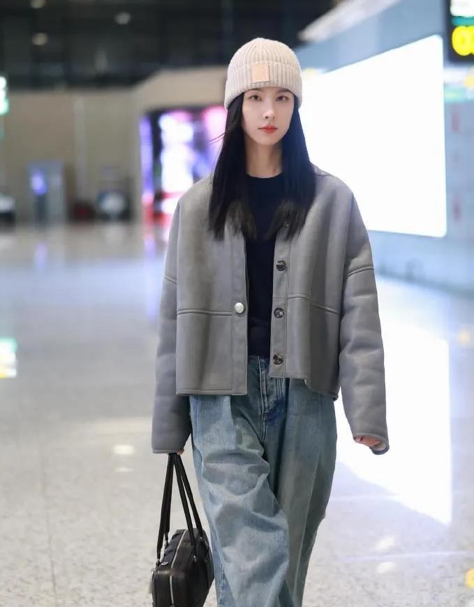 陈都灵这私服，把“简约高级”焊在身上了浅灰短款外套+阔腿牛仔，松弛感直接拉