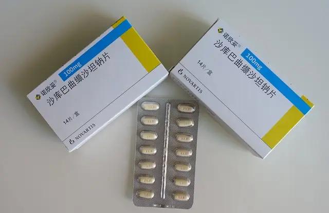 沙库巴曲缬沙坦1.作用机制·沙库巴曲抑制脑啡肽酶，可同时升高有益肽（利钠