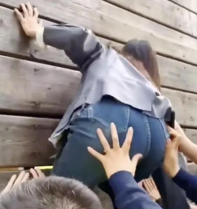 “这就是在耍流氓！”河北一女子参加公司团建，因为爬不上高墙，只好让同事帮忙。不料