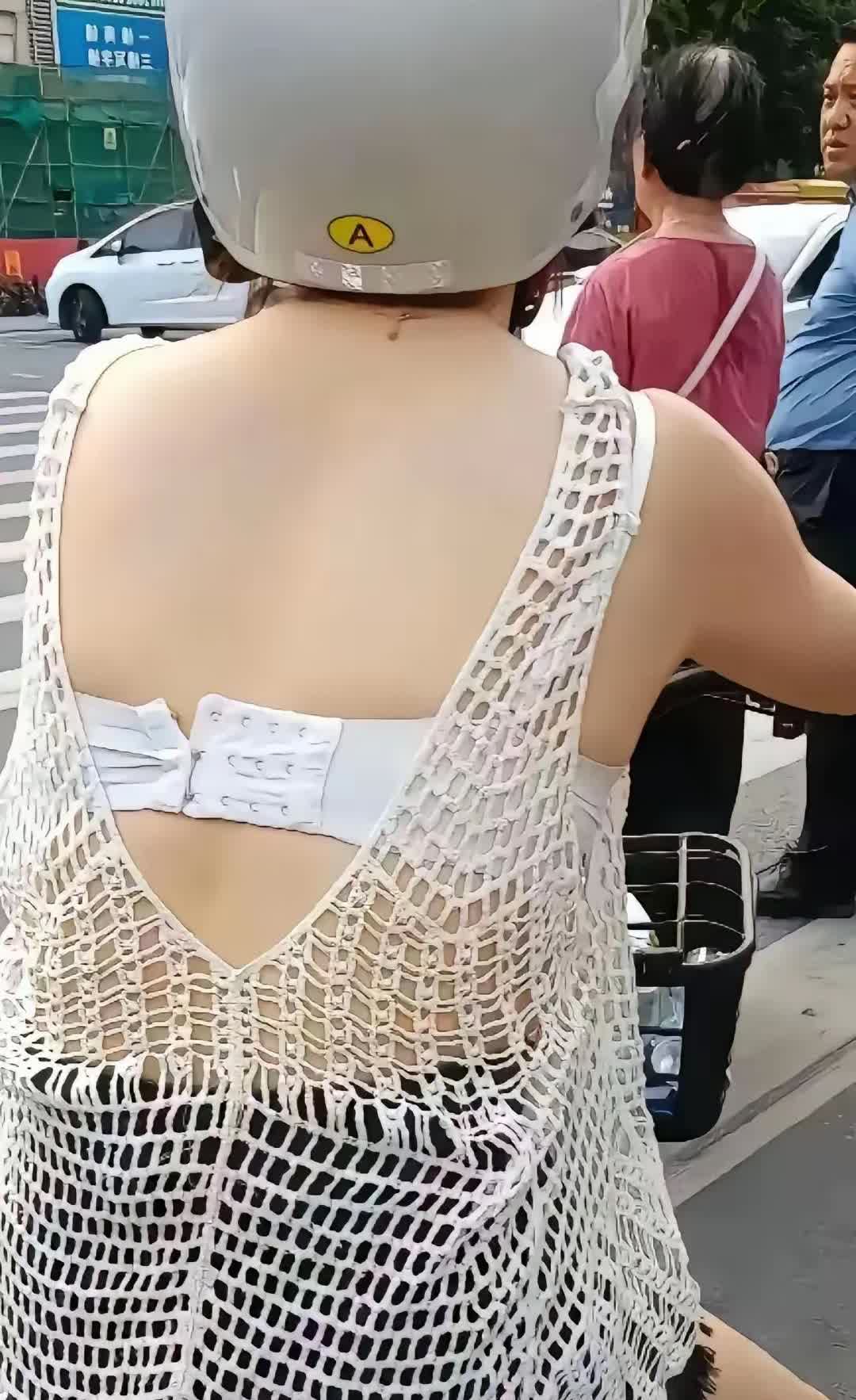 马路上，突然，发现一名年轻女子，骑着电动车，不料，仔细一看女子的穿着，令人瞬间傻