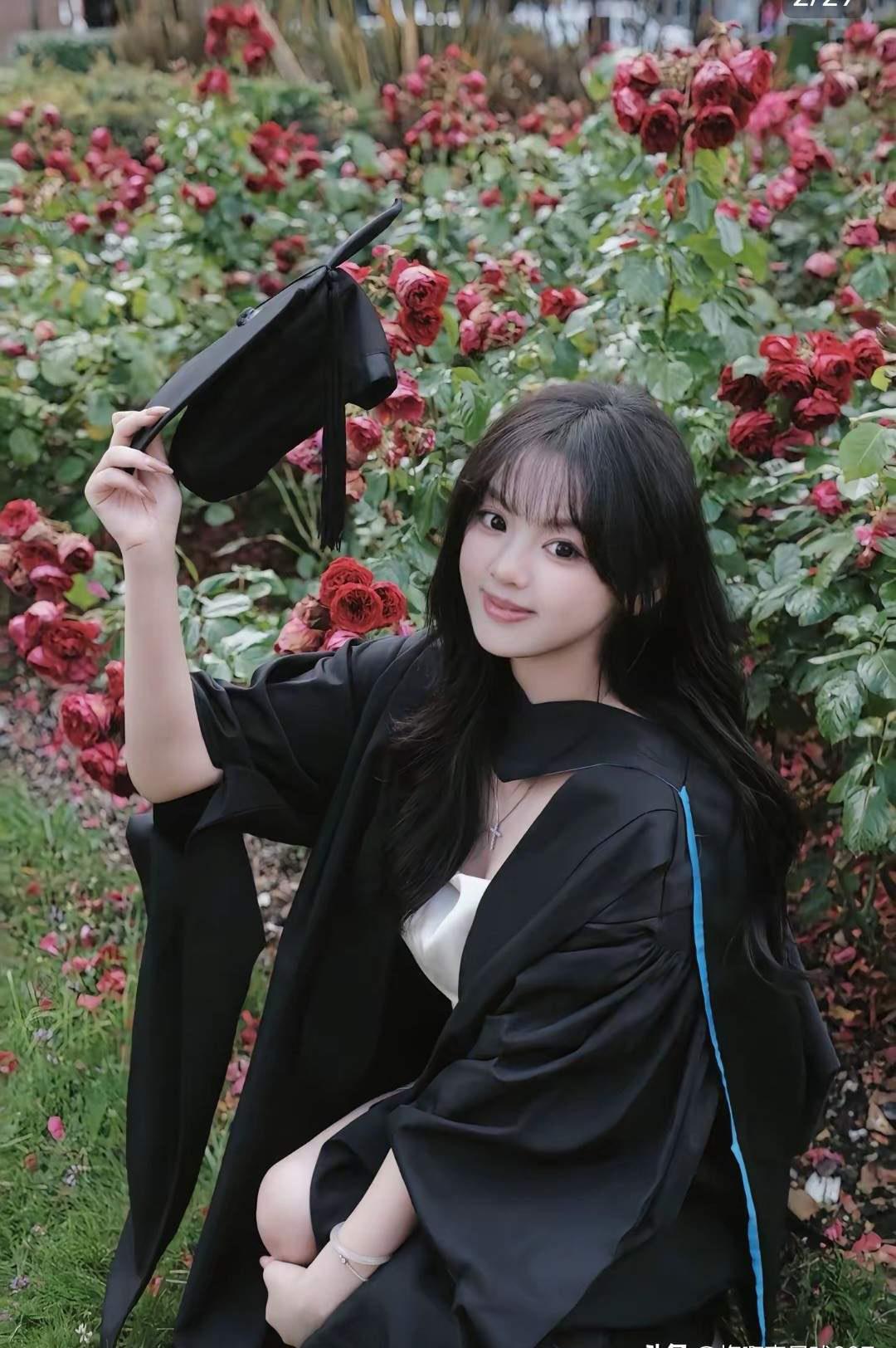 原来，U23门将李昊有女朋友了，他女朋友好漂亮啊，皮肤白晰，长相甜美，秀发飘飘，