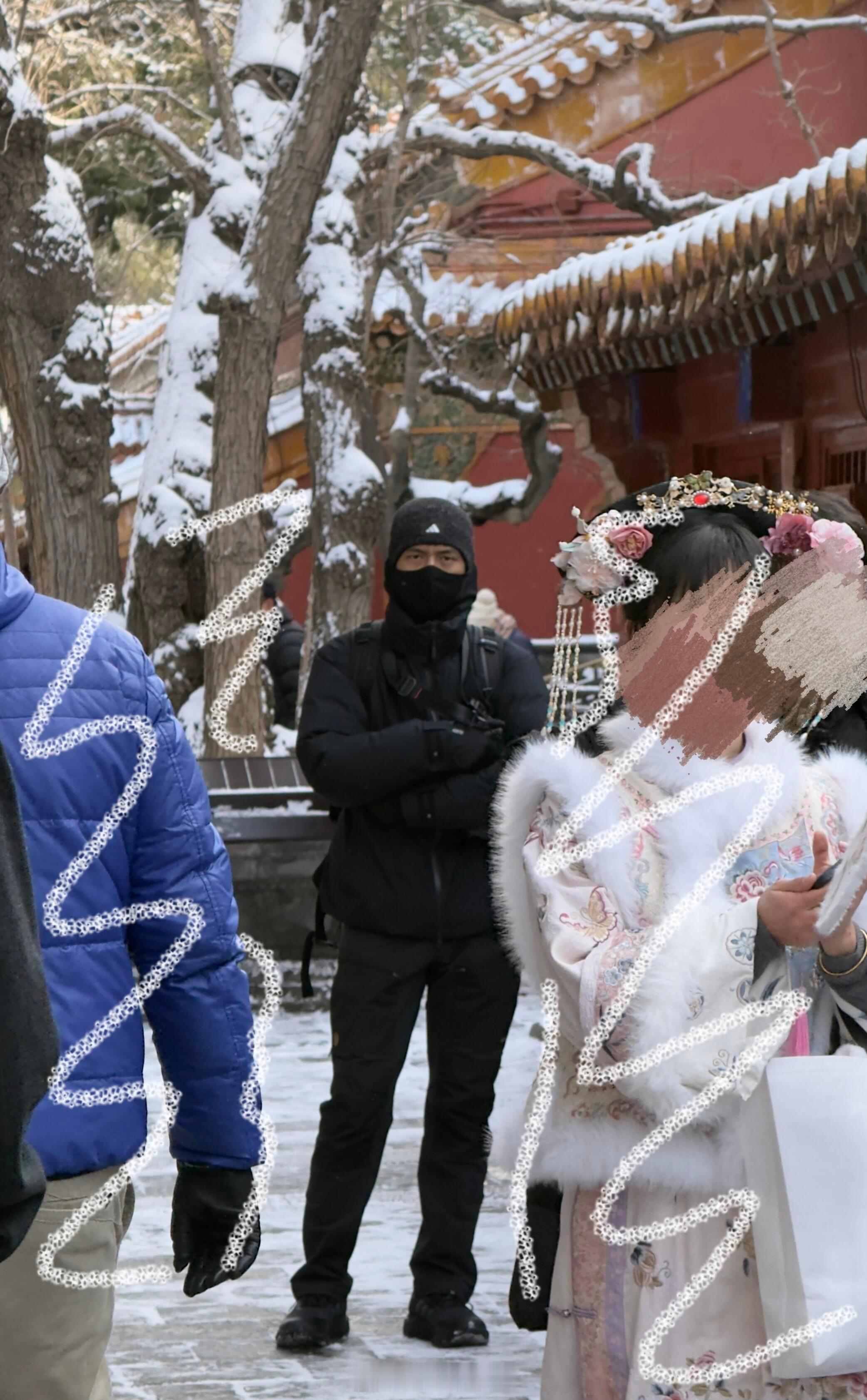 感觉今天全故宫的人都在偶遇李现😌他真的很敏锐就捕捉到了镜头全副武装也没用一眼