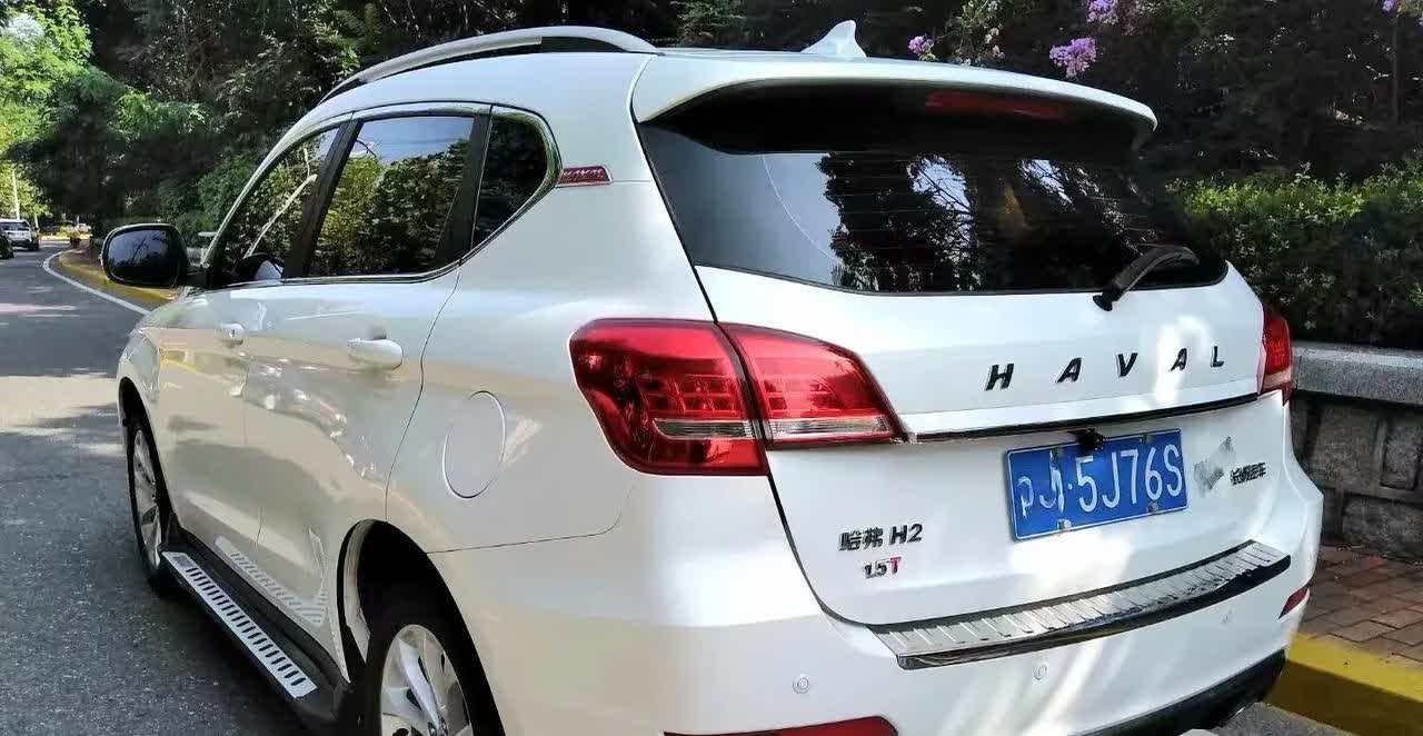 这是早期的长城哈弗h6，他走的路线其实最早走的是豪华家用的路线，也就是说这台车更