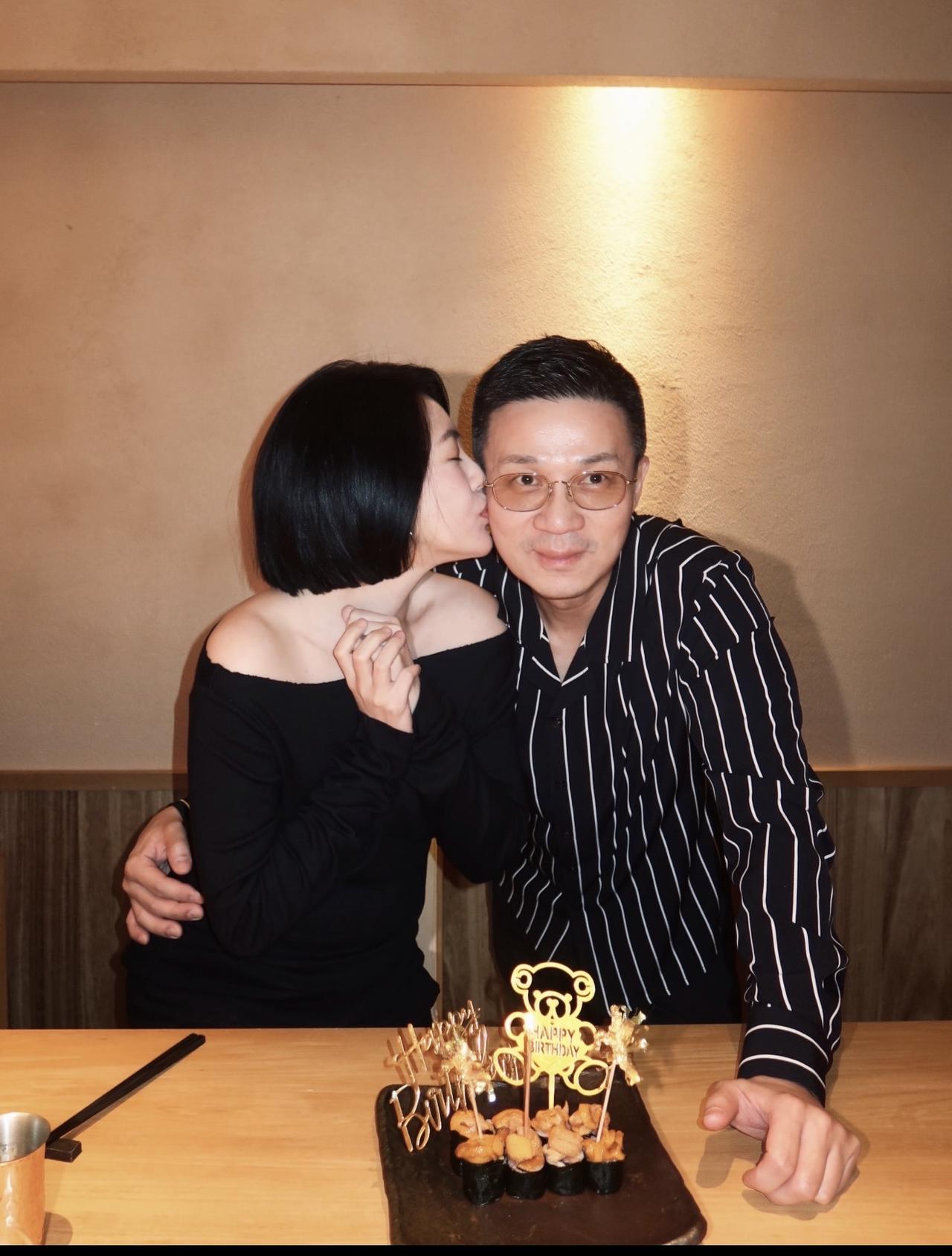 小S为老公许雅钧庆生，现场曝光引热议。小S闭眼亲吻老公，而许雅钧面无表情，看着还