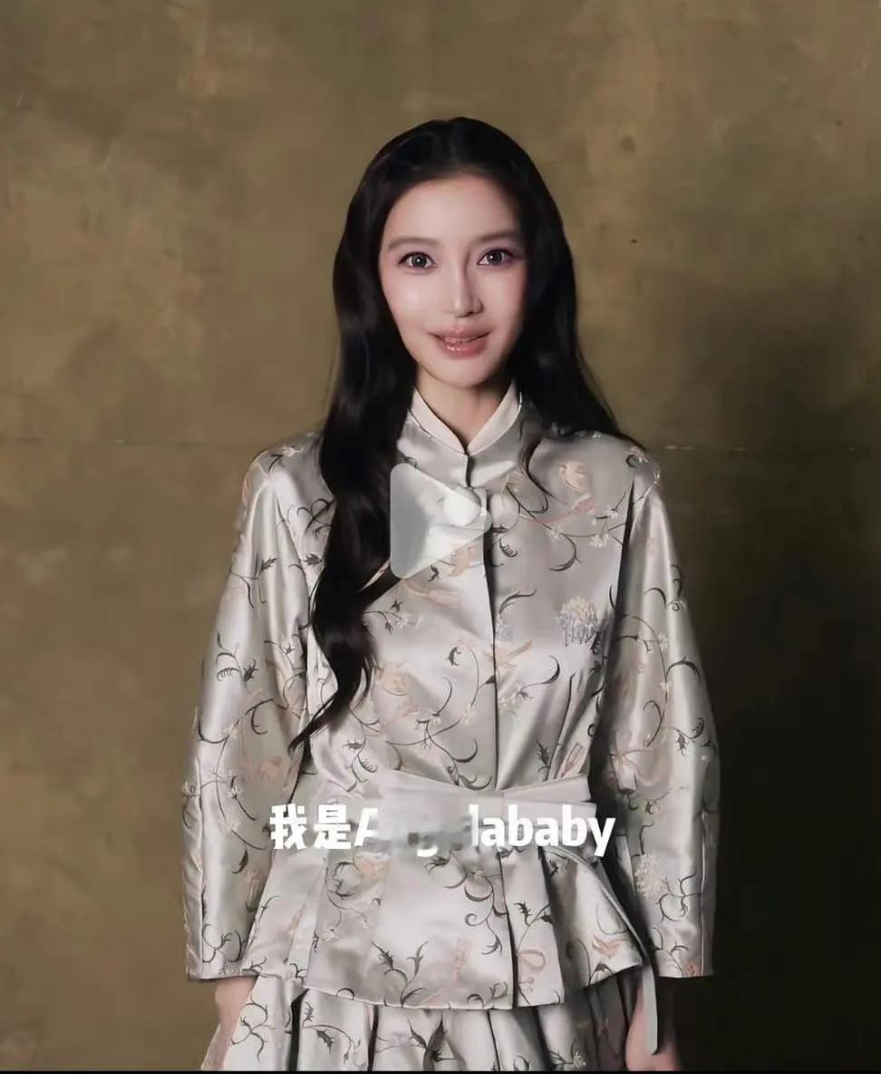 杨颖baby现在怎么长这样了，有种人机感，是整了吗还是拍摄问题..