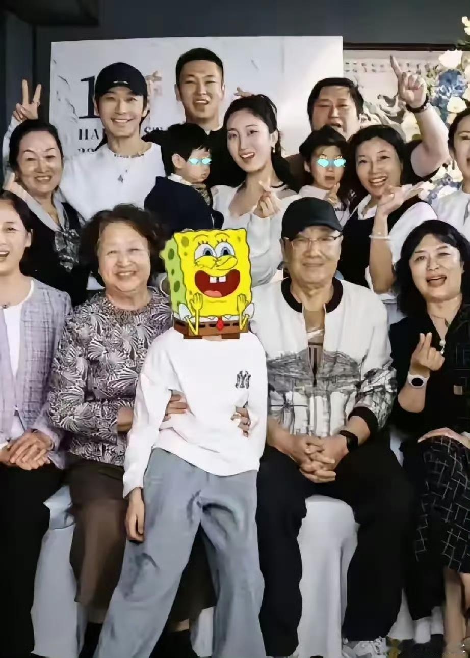 黄晓明带小海绵儿子周岁宴，仅黄晓明的家人参加，杨颖和叶珂均未参加。开始以为是