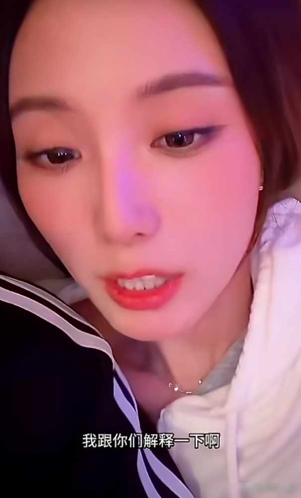 黄子韬一急眼，徐艺洋就上手按他，弹幕全在骂她控制欲强。她直接在直播里给怼回去了：他有哮喘，情绪一上来
