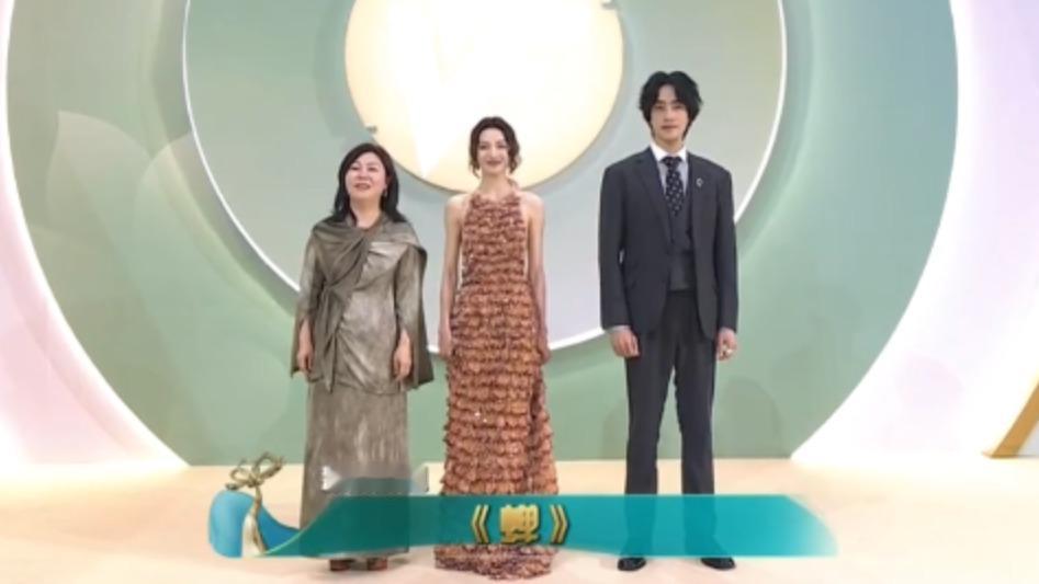 第一集刚开场就把一个最扎眼的案子甩出来：养老院里二十多岁的男护工，被七十岁的老太