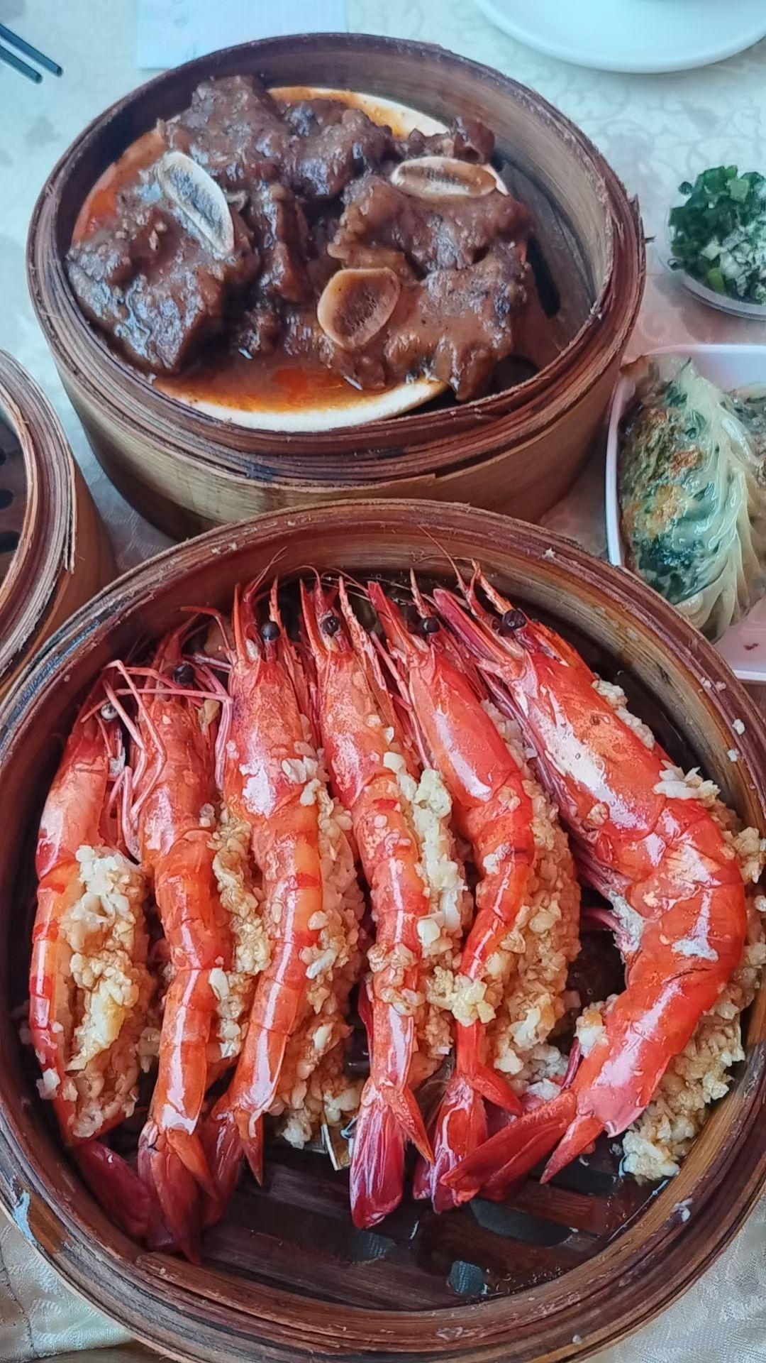 广东的早茶，有一个特色就是都是现作现蒸的，昨天点了一盘蒜蓉蒸虾，端上来的时