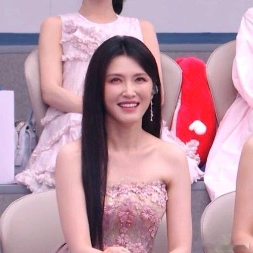 徐洁儿可以去歌手了洁儿姐姐的歌声太有感染力了，每次听都陶醉，这实力不去歌手真说不