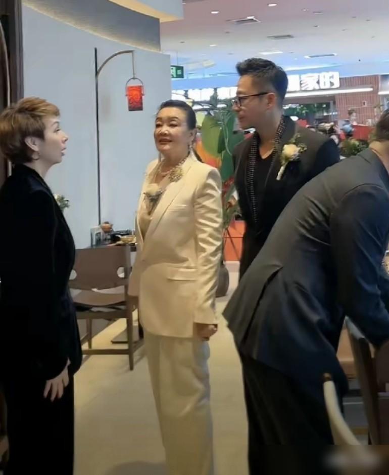 你翻开麻六记的工商底档绝对会倒抽一口冷气。汪小菲四年前就把九成九的底牌全部塞进他