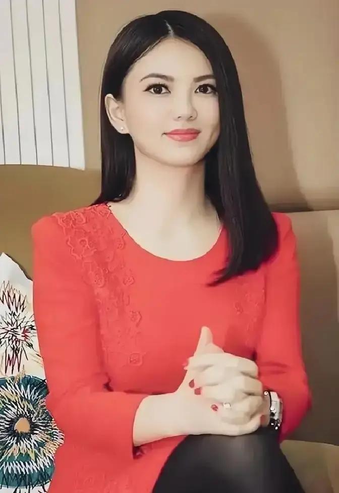 拦住李湘的不是何超琼，是香港老钱运行了120年的“三层过滤机制”。你看现场