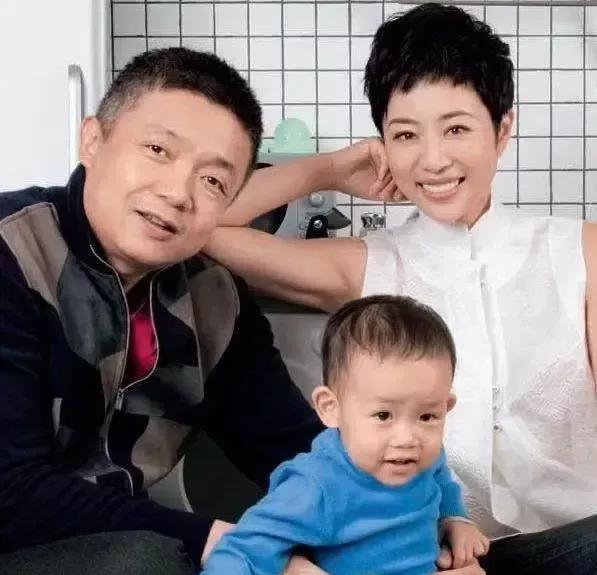张龄心为了陪伴9岁的儿子在英国读书，也开启了国外陪读模式。她的丈夫扈强，是北京