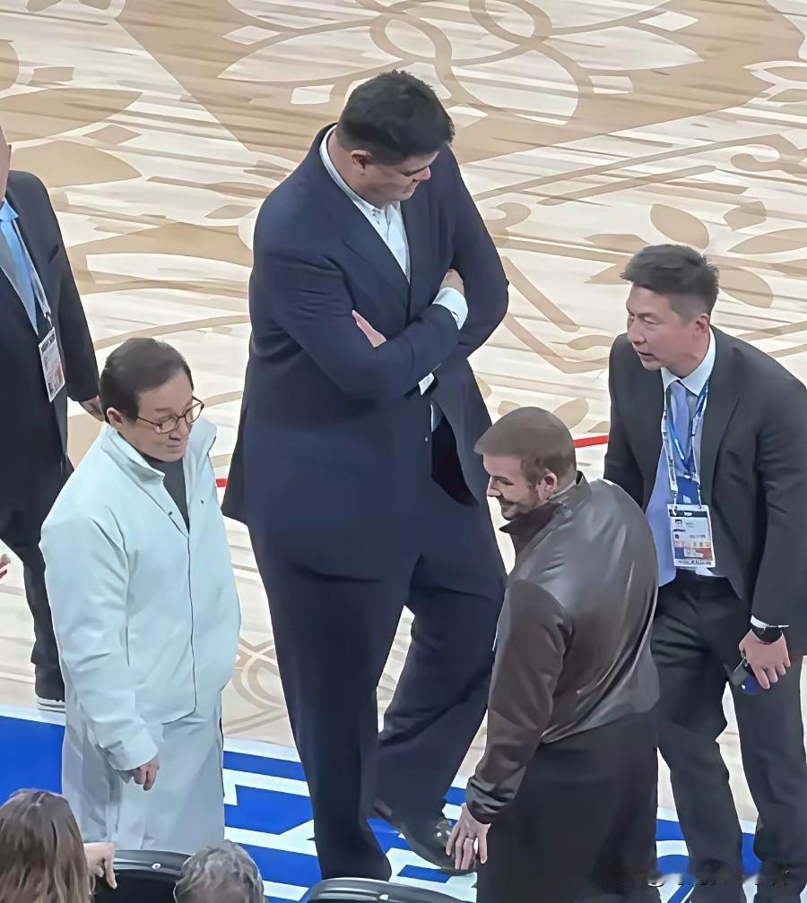 贝克汉姆的高光时刻，这晚上做梦都要笑醒。来到澳门看NBA中国赛，身边做着成龙，