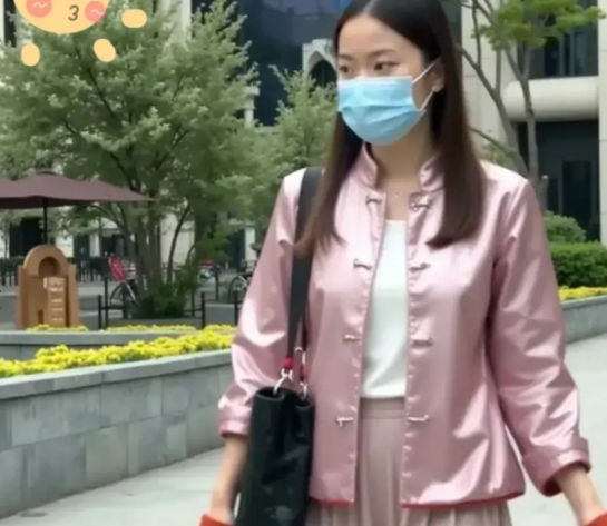 重庆一名女子到面馆吃了碗面，离开后发现手机掉在了面馆里，回来找手机，面馆老板说没