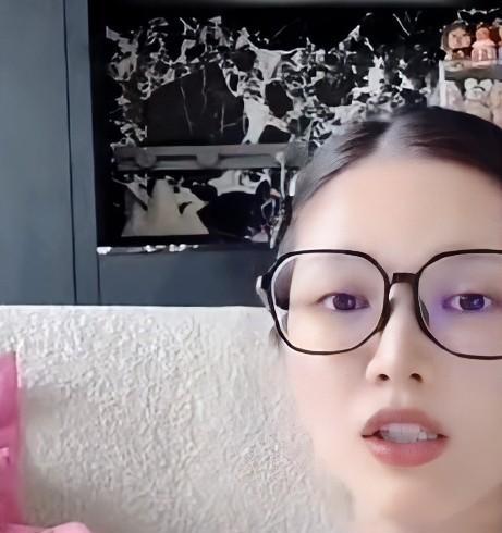 演员杜淳的妻子王灿说：“我就是出生在一个很普通的家庭，毕业以后也是一个无权无势还