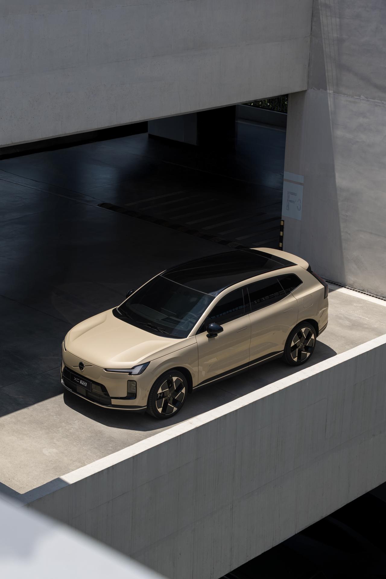 在全球车市结构性转型挑战下，沃尔沃中国市场交出亮眼答卷：11月销量14236辆，