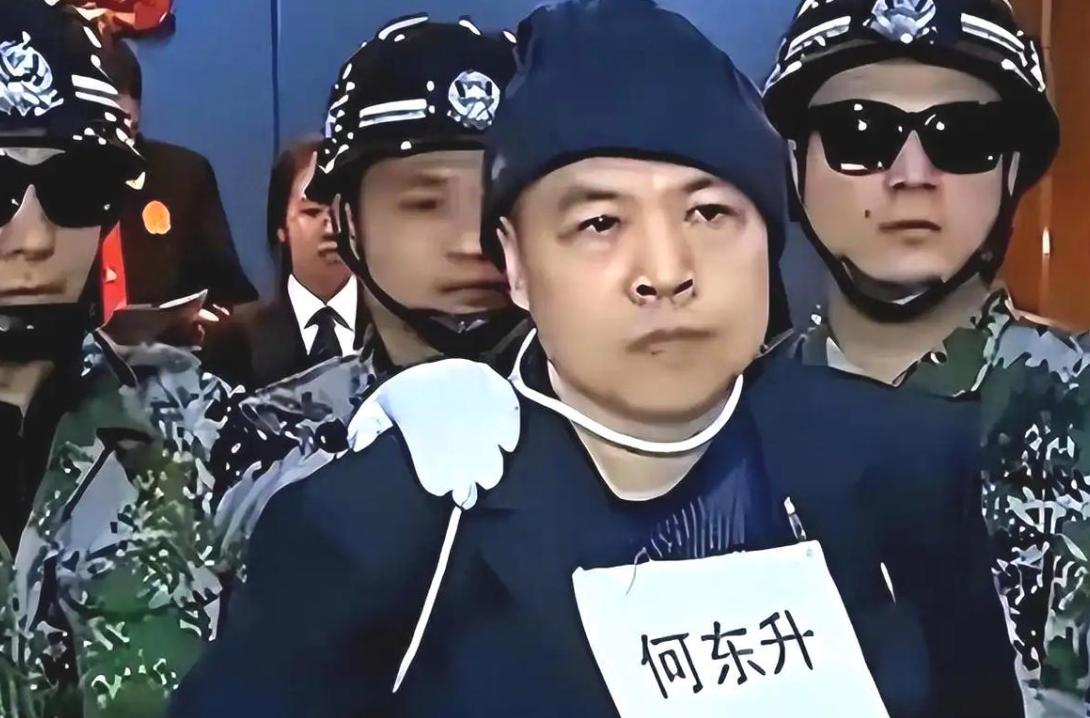 2002年夏天，济南。一个女人躺在自家西屋的水泥台上纳凉看书，还跟丈夫说：这台子
