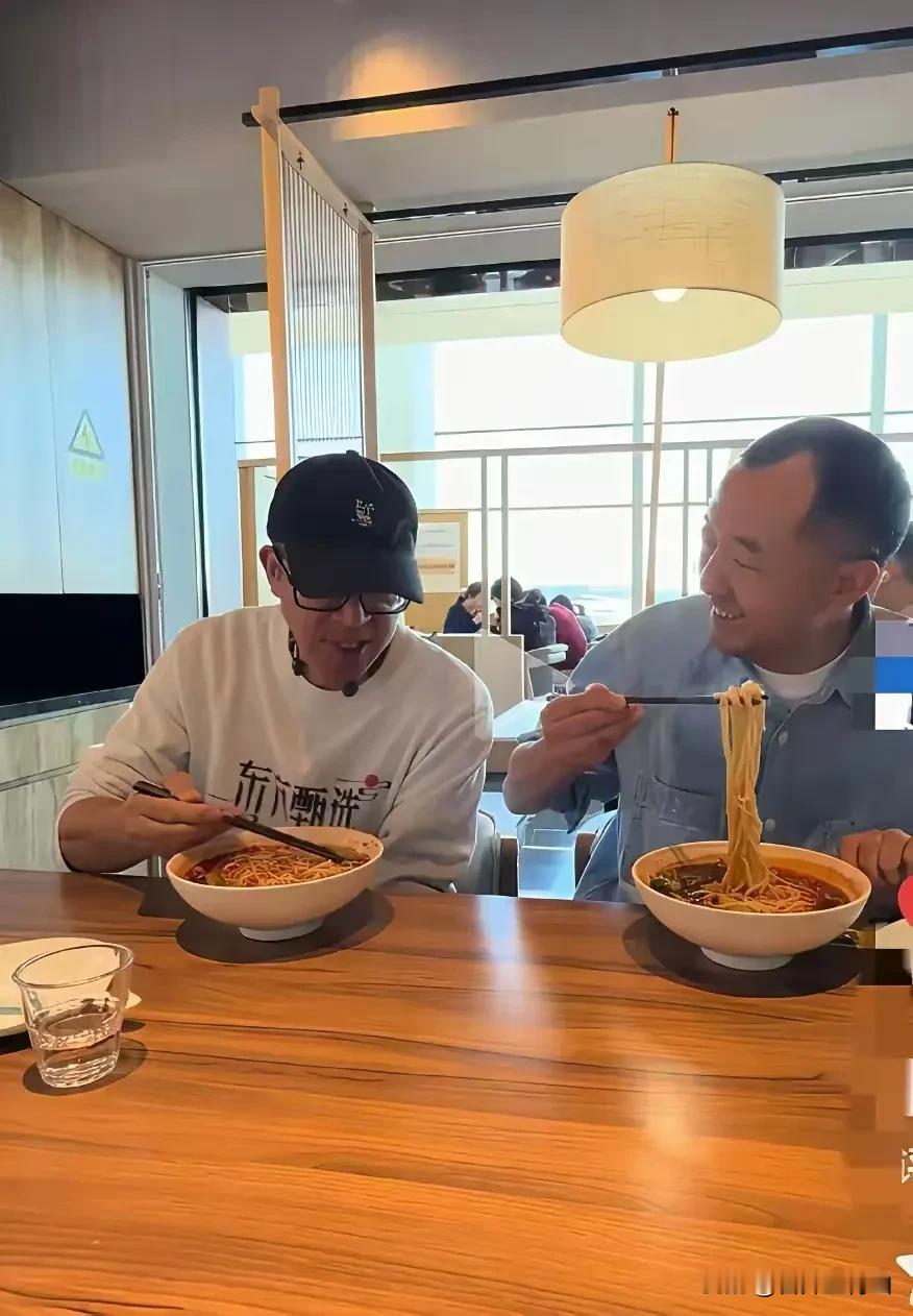 估计明眼人都看出来了，俞敏洪一年给陈行甲150万，现在可能有点后悔了，有一说
