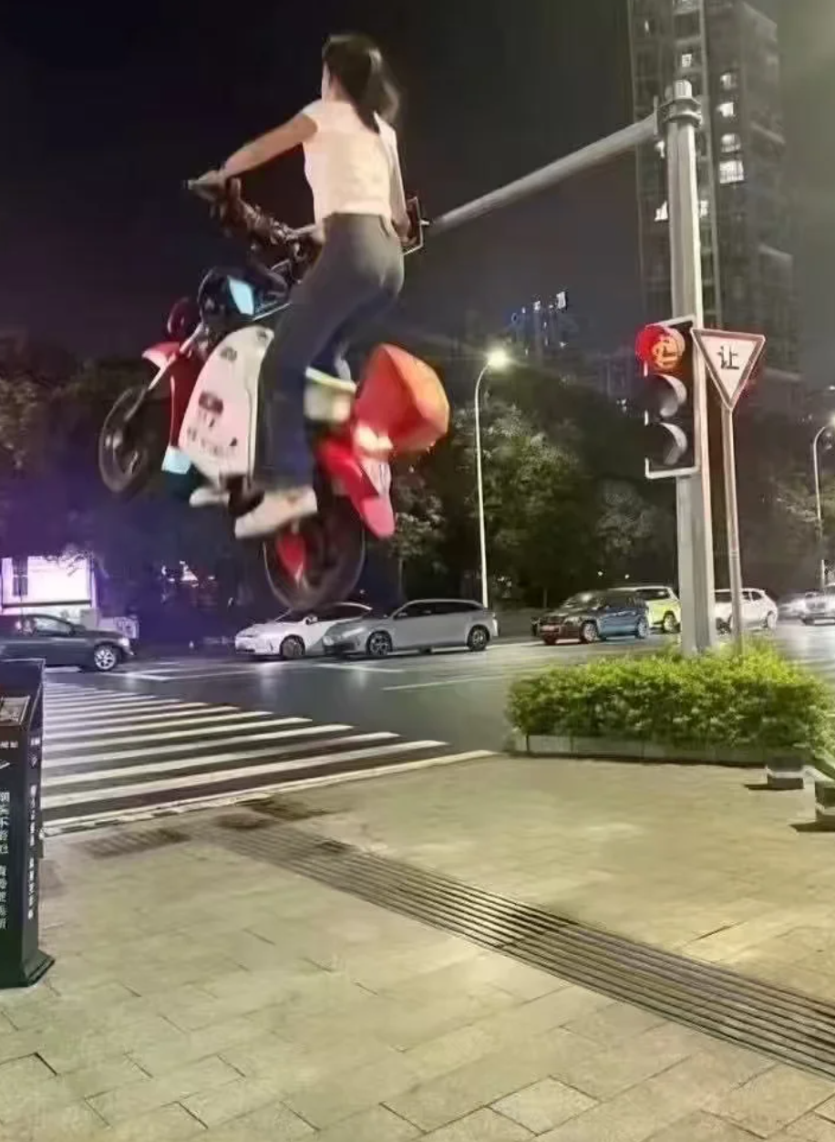 装弹簧了？飞哪么高？？？