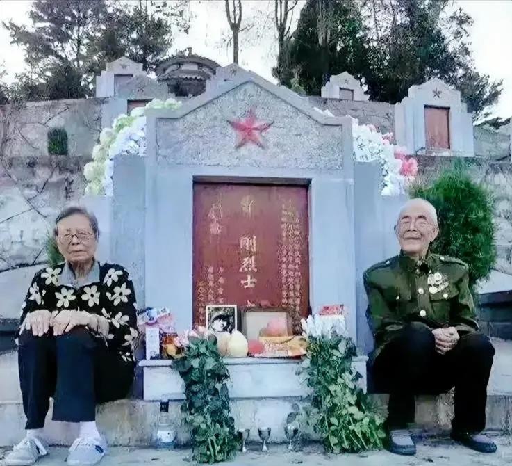 泪目了！2022年，两位老人感觉去日无多，趁有生之年千里迢迢来到儿子的墓前，他