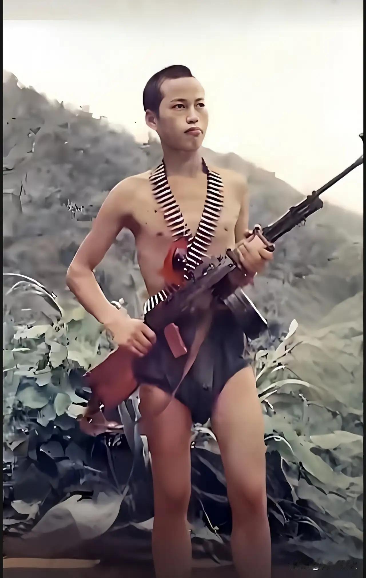 这位赤膊、满身子弹带、手握轻机枪、胸前挂着光荣弹，一双警惕眼睛注视敌方阵地的勇士