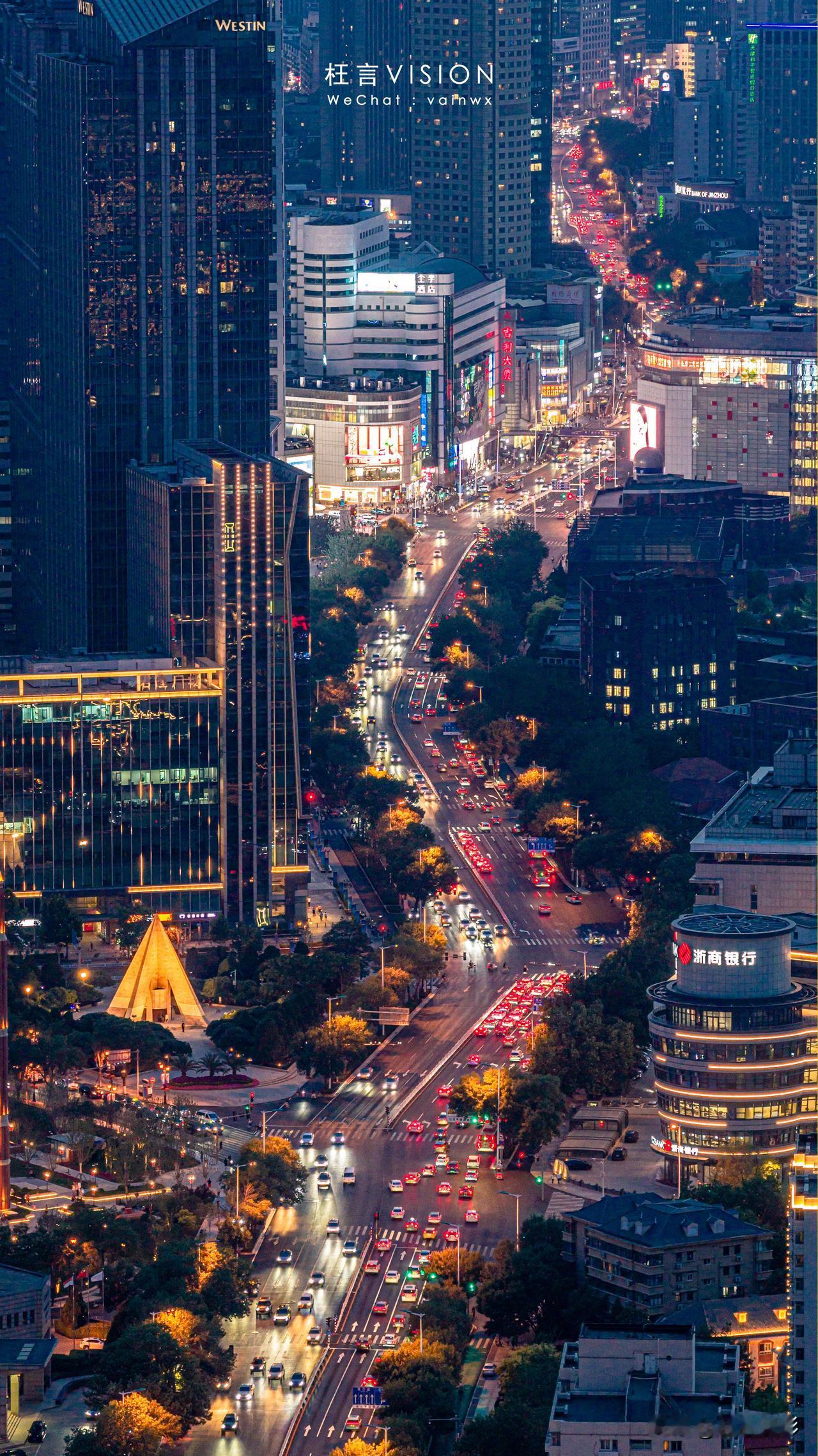 御4竖屏世界里的天津夜景。夜色如水，城市的璀璨灯火勾勒出一幅美丽的画卷🌃🌆。