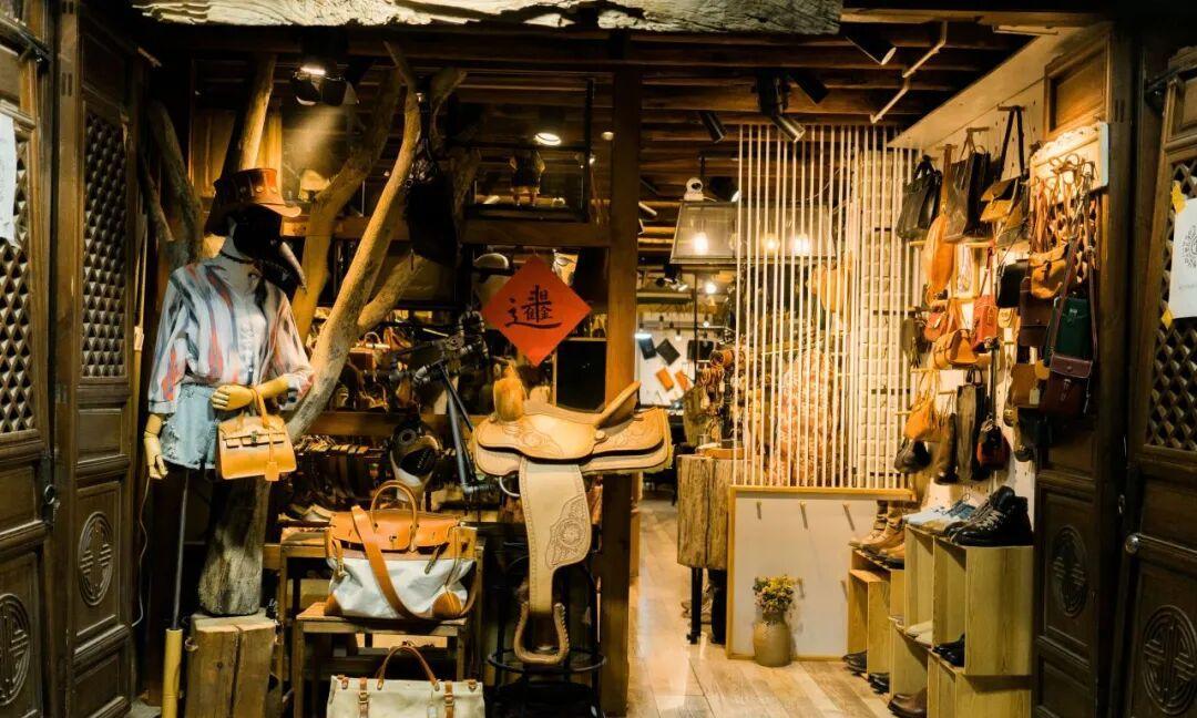 现在不都流行主理人吗？他们经营着咖啡店、有情调的服装店，特别高冷，对人爱搭不理