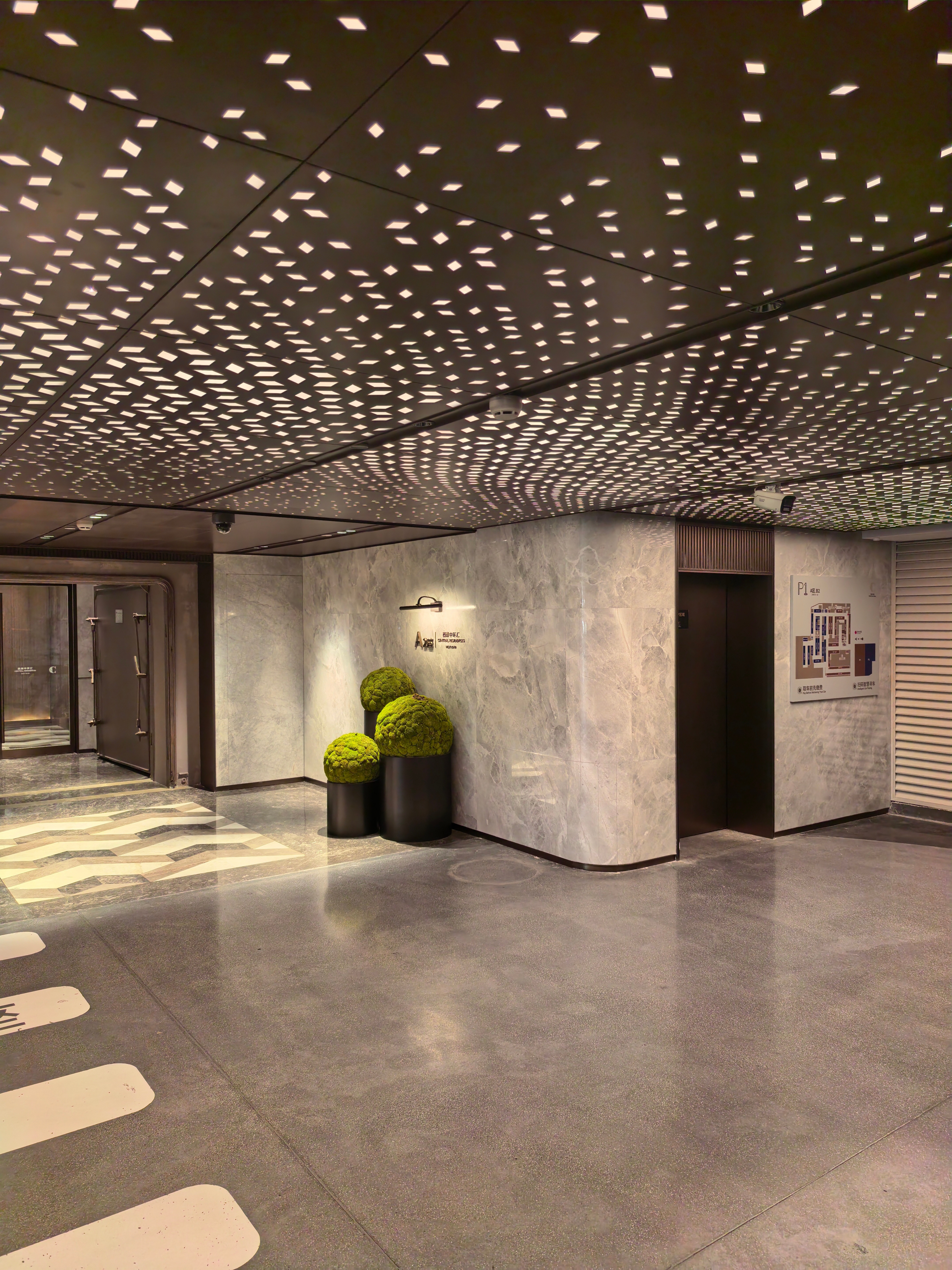 上海朋友邀请我来她家做客楼下好车真不少，喜欢这样的地库。