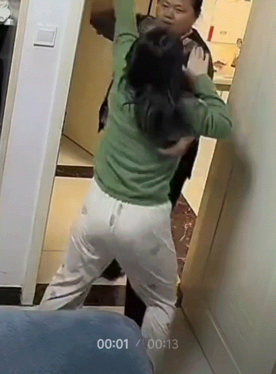 山东，一对夫妻在家闲着没事，二人便合计着演场“家暴”来测试婆婆。不料，儿子当着婆