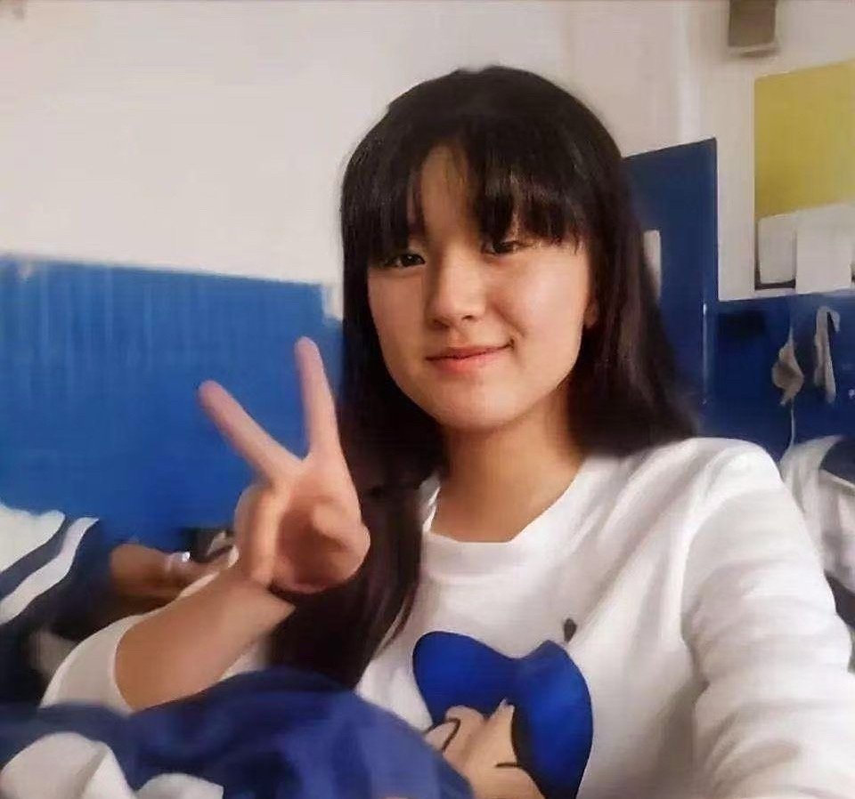 赵露思中学时期学生照流出你们觉得美吗