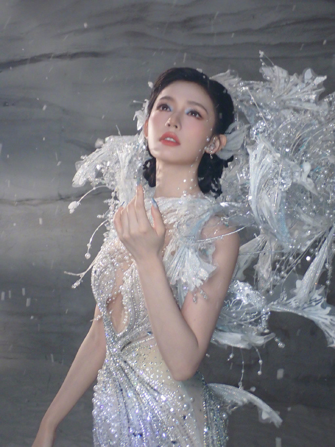 林允说自己紧张到想哭林允说自己紧张到想哭，但是能够在舞台上面给我们留下了这么