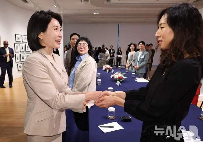 李在明夫人金惠景在纽约参加了一个同胞座谈会从曝光的画面我们可以看出，当天金惠景