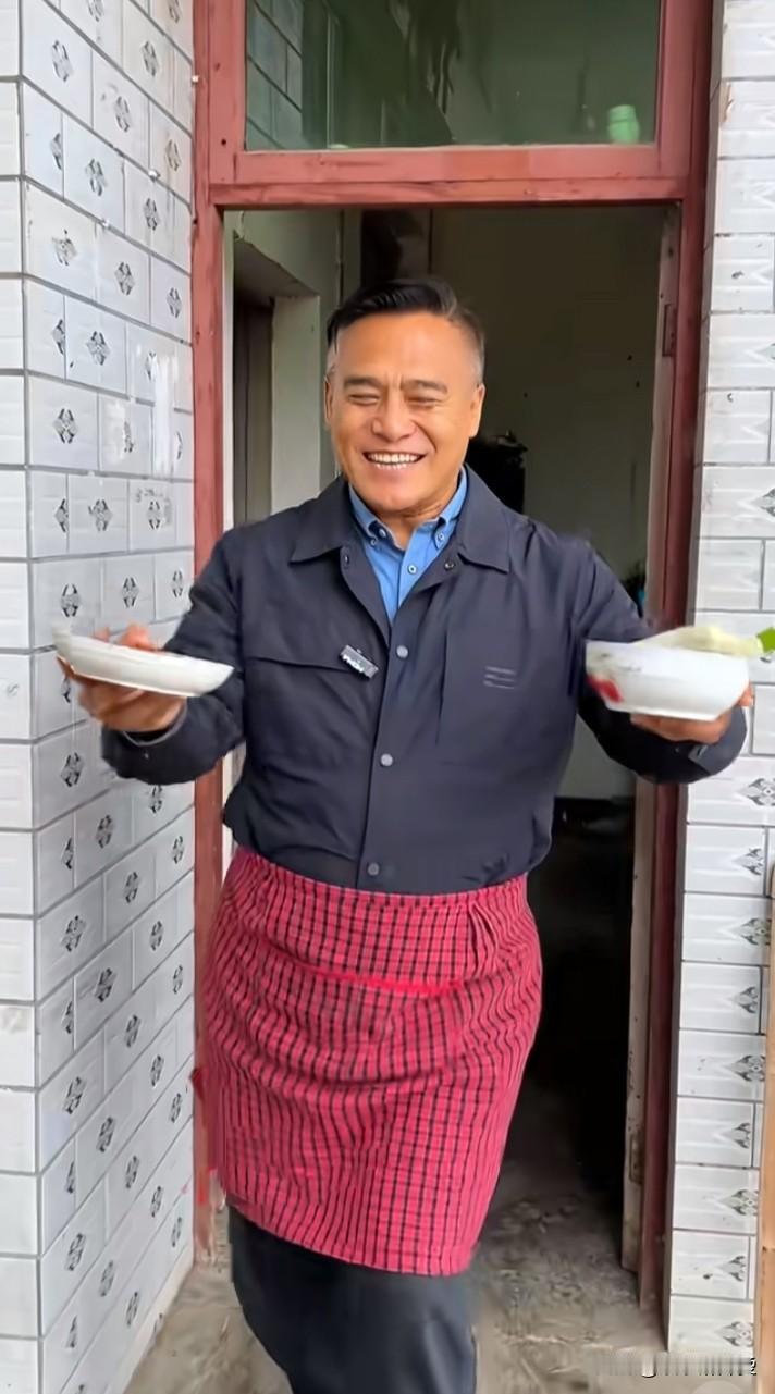 没想到，幼年丧父丧母的54岁男演员黑子(张永刚)如此接地气，不愧是寡仔，从农村山