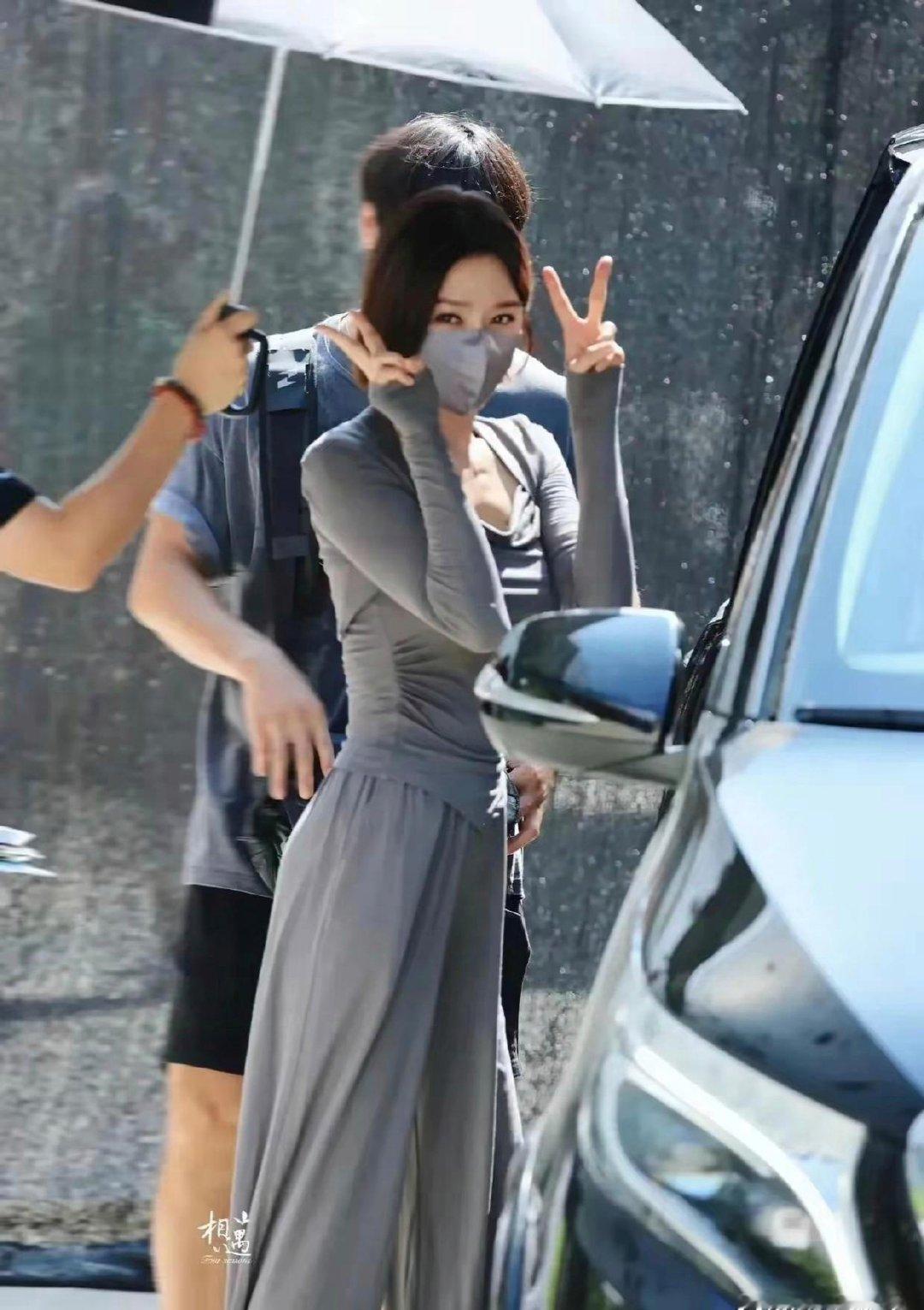 秦岚这个身材胜过杨幂，女神是怎么做到又瘦又丰满的，蚂蚁腰、柯基臀让人挪不开眼，少