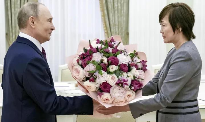 日本政府巧妙利用【安倍遗孀：安倍昭惠]访俄，寄希望破解日俄两国的“死结”！