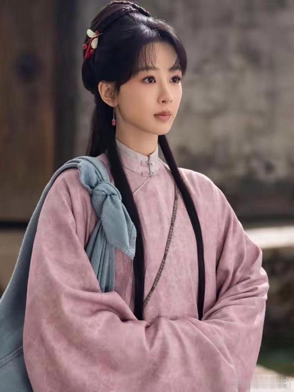 杨紫拒了《兰香如故》，谭松韵接了，爆了。当时全网嘲她眼瞎，放着现成的爆款不要。结果呢？人家转身进了可