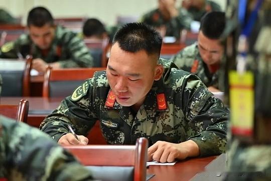 一、转士官的核心条件1.硬性门槛：必须服满2年义务兵役（除非表现特别优秀可