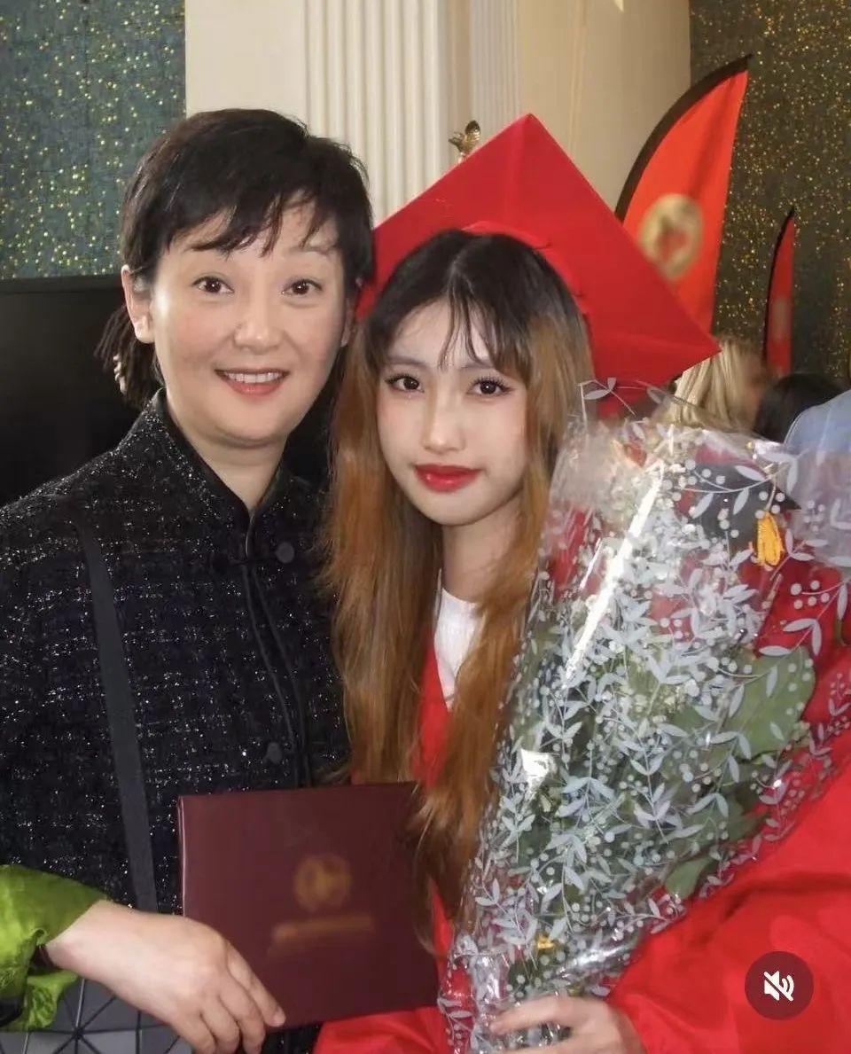 冯小刚徐帆养女徐朵，发育太猛！18岁身高168那叫一个高挑，还越长越像爸，一身红