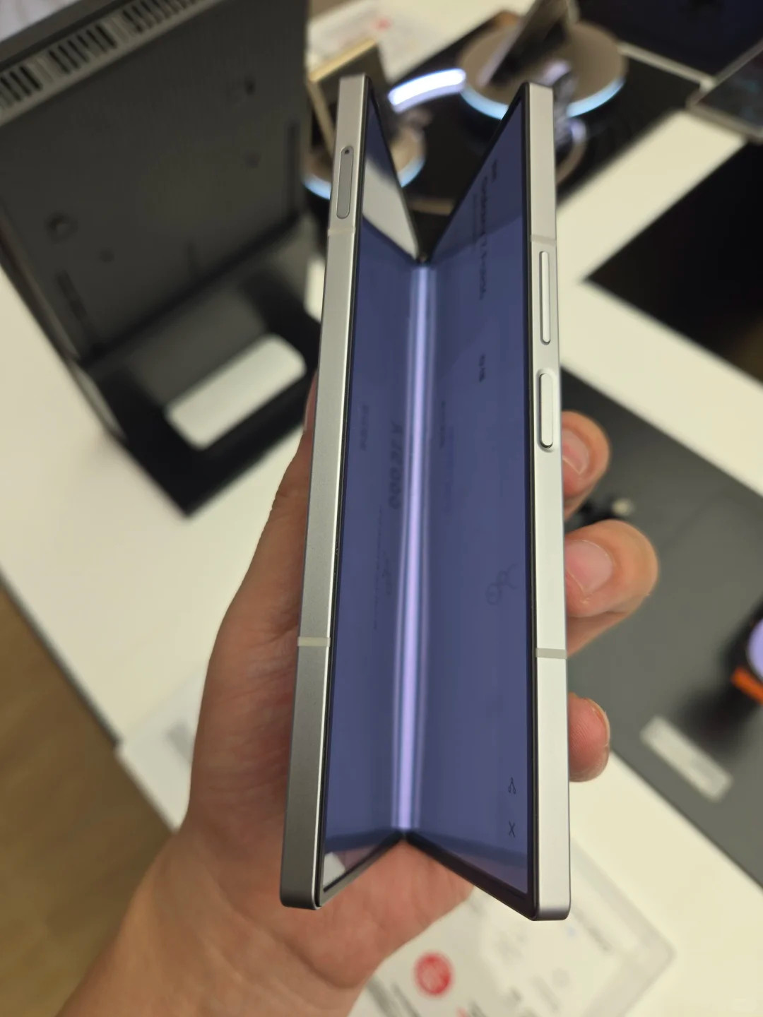 折叠屏哪些升级感知最明显外屏体验的升级真的很惊喜！初代小折叠外屏就像个通知栏，