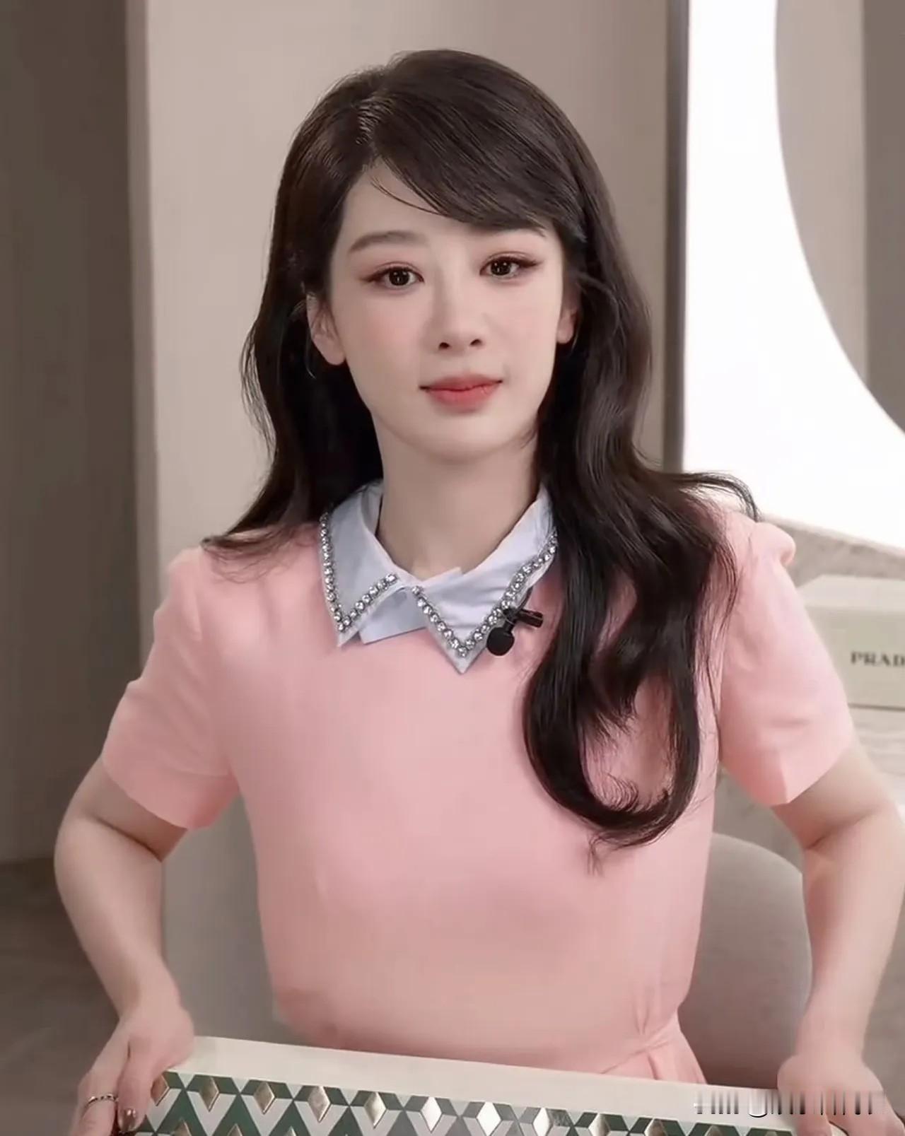 杨紫回应无缝进组真相曝光。原来不是她太拼命，是每个剧组都延期杀青。她亲口说拍