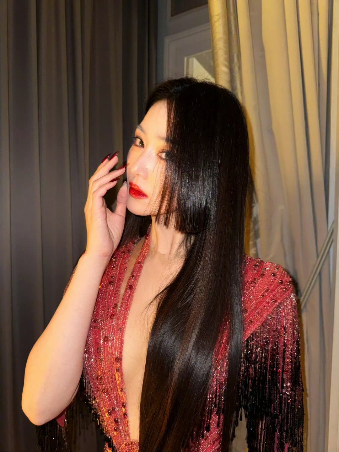 张馨予黑发公主切完全女帝来的张馨予，现身巴黎高定秀场，身着品牌专属流苏礼服亮相，