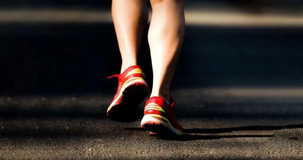 提醒家人：出现这几5种走路姿势，一定要当心！年纪大了，走路姿势不对，不只是