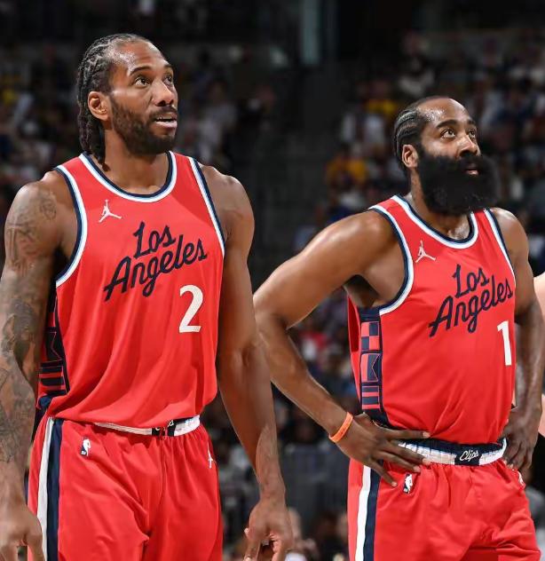 重磅！快船确定放弃，开启养老模式！据快船队记撰文报道，快船内部已经达成共识，