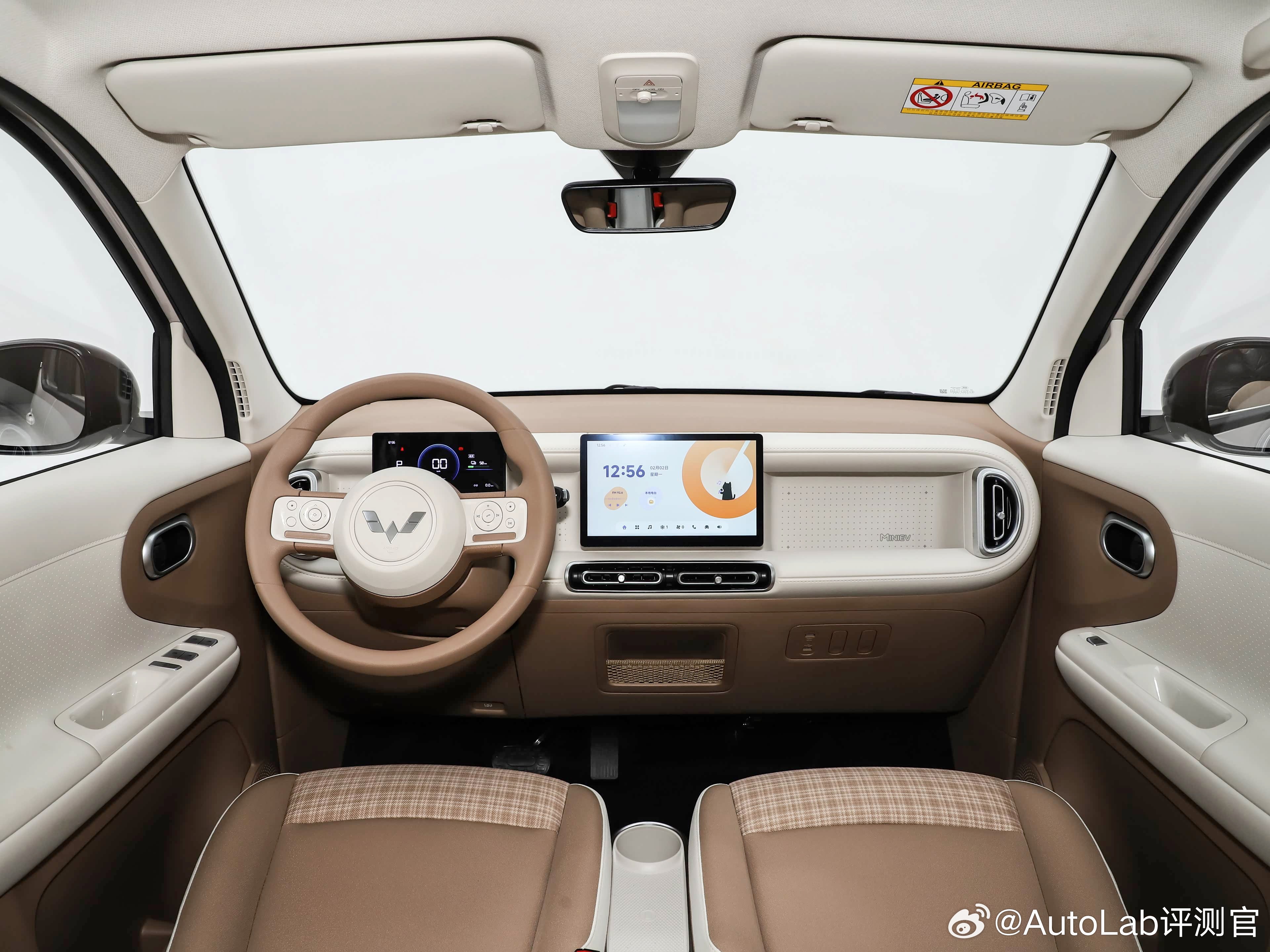全新五菱宏光MINIEV的座舱有点意思，不光内饰用料看起来精致不少，车机UI居