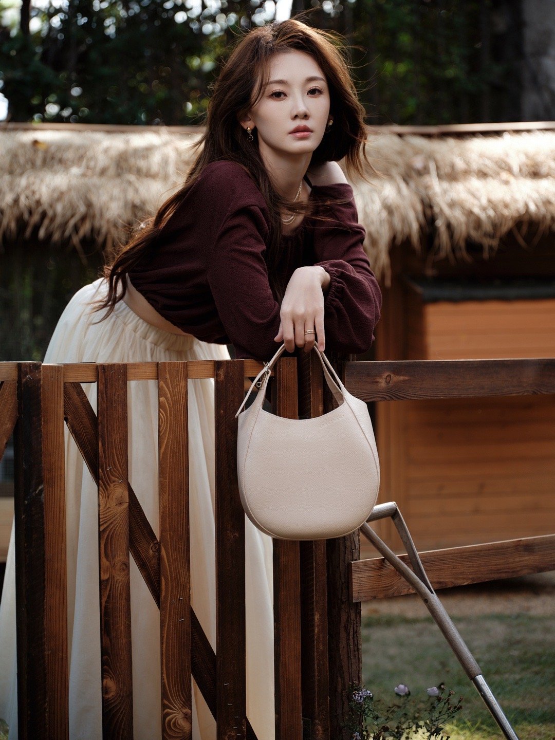 苗苗把秋天藏进了家里秋天凉意，也被苗苗的look带来一丝温暖！恬静气质，优雅温