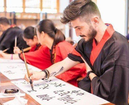 据说这是一道难倒所有外国人的中文考试情景题：女朋友跟男朋友说：“今天晚上我8