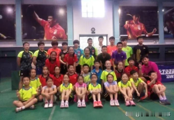 哈哈，能在这堆大小球员中，用10秒钟迅速找出孙颖莎的人，绝对是眼神犀利之人!